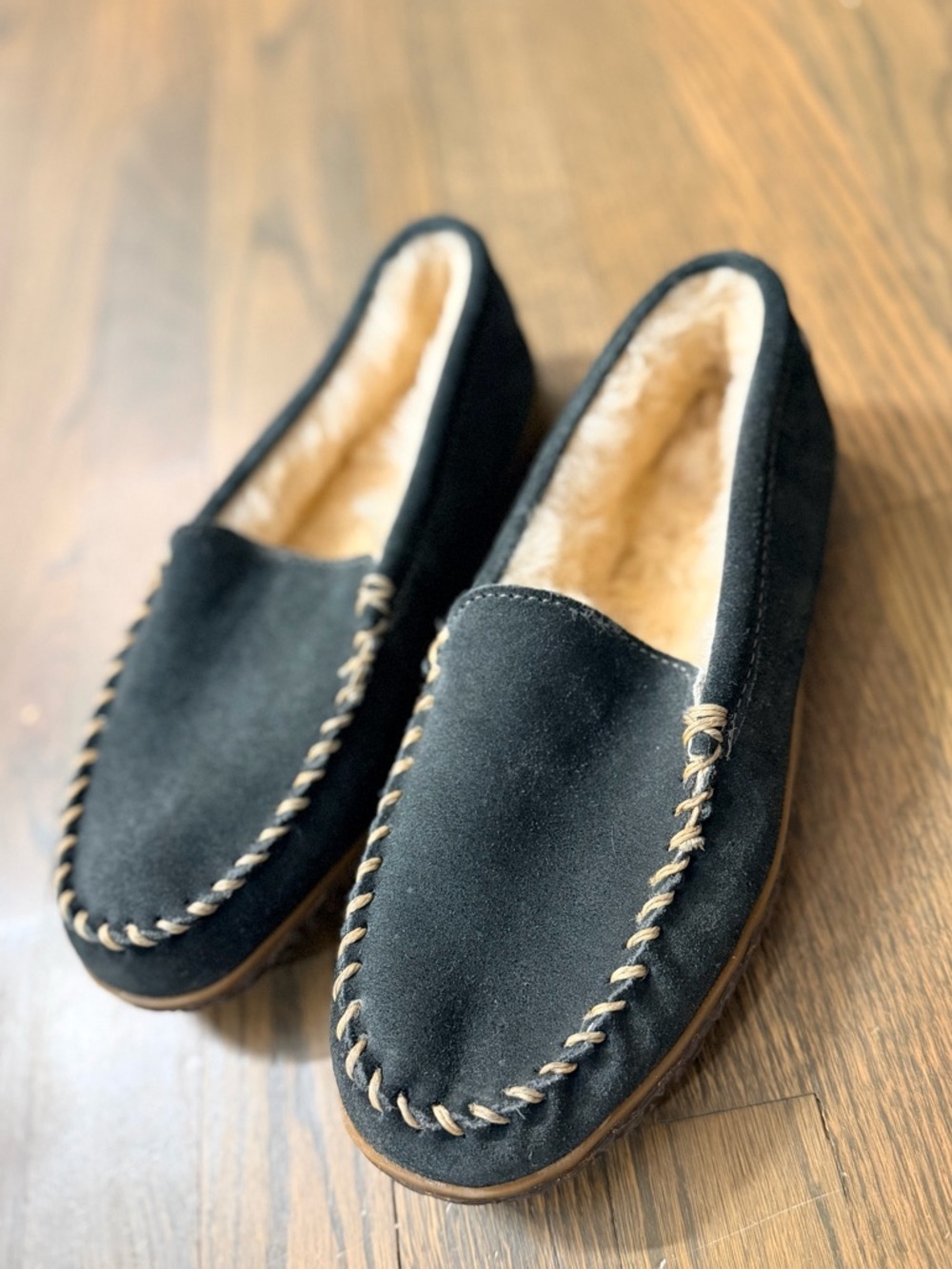 Minnetonka Men's Suede Sheepskin Tobie Slippers in Charcoal Size 8